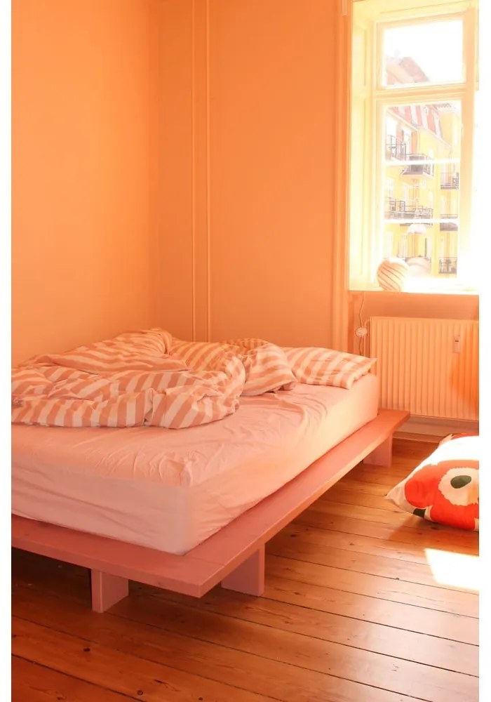 Svetloružová dvojlôžková posteľ z borovicového dreva s roštom 140x200 cm Japan – Karup Design