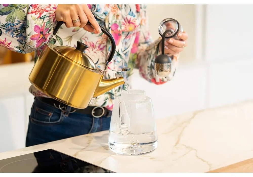 Varná kanvica z nehrdzavejúcej ocele v zlatej farbe 1,5 l Diamante – Vialli Design