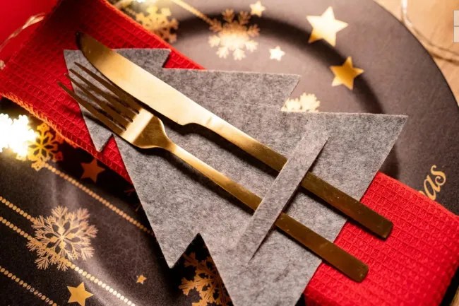 Vianočný obal na príbory KF370-4 stromček, sivý (4 ks)