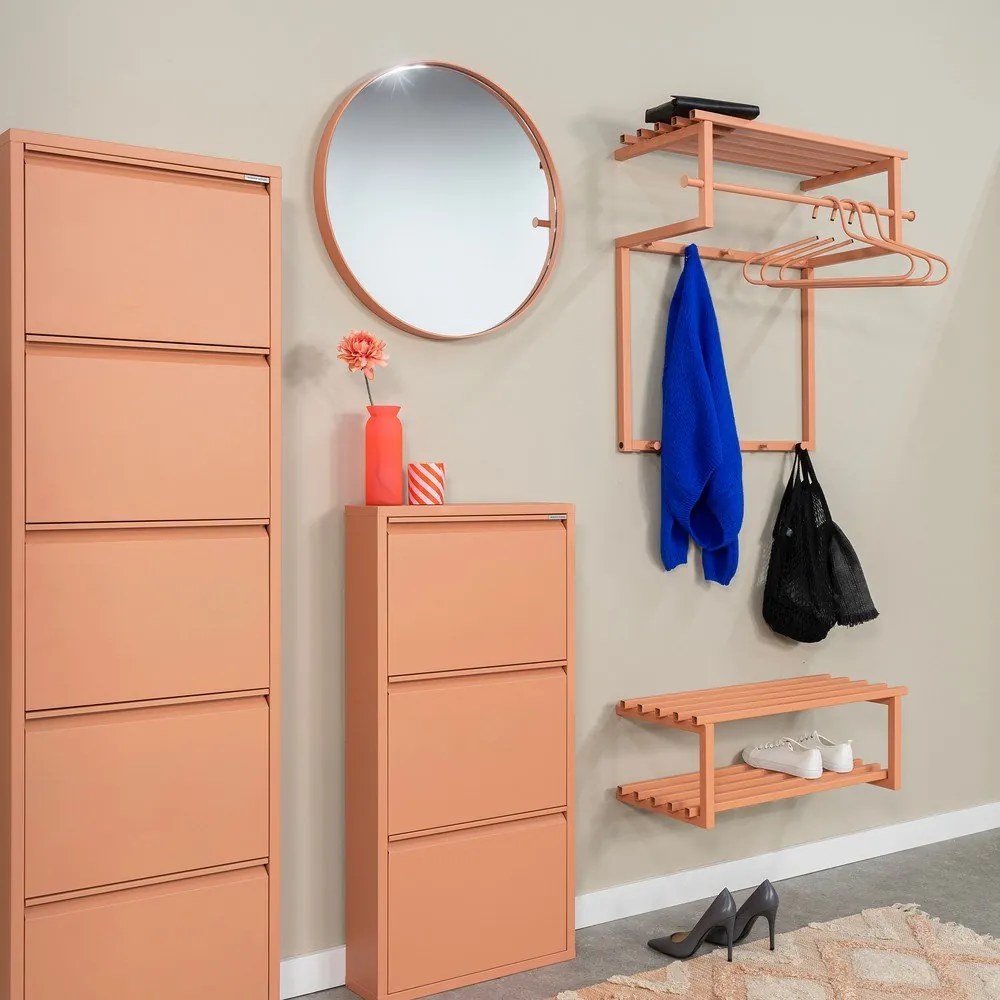 Kovový nástenný vešiak v lososovej farbe s poličkou 76 cm Rizzoli – Spinder Design