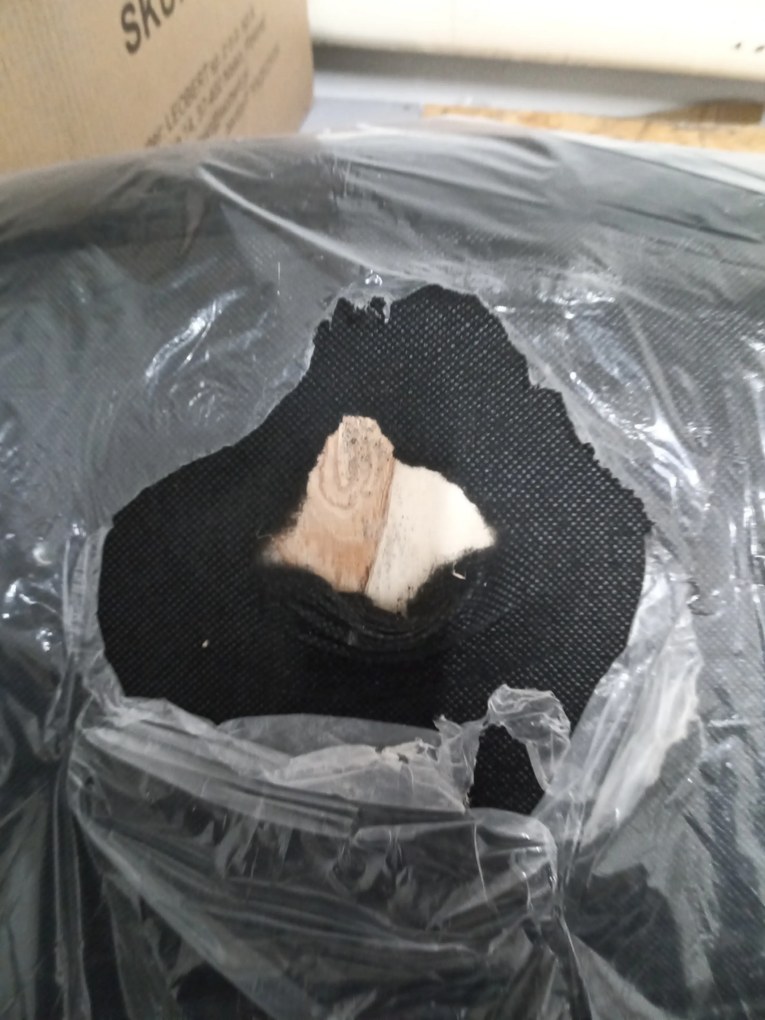 AKCIA Čierna zamatová stolička LAVA s čiernymi nohami II. akosť