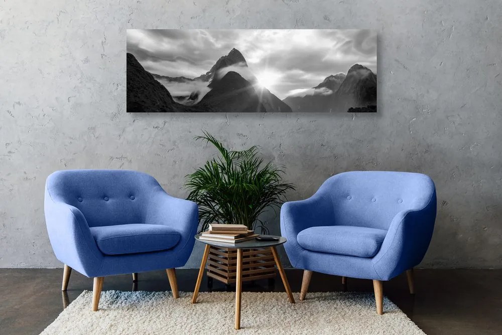 Obraz dychberúci východ slnka za horami v čiernobielom prevedení - 120x40