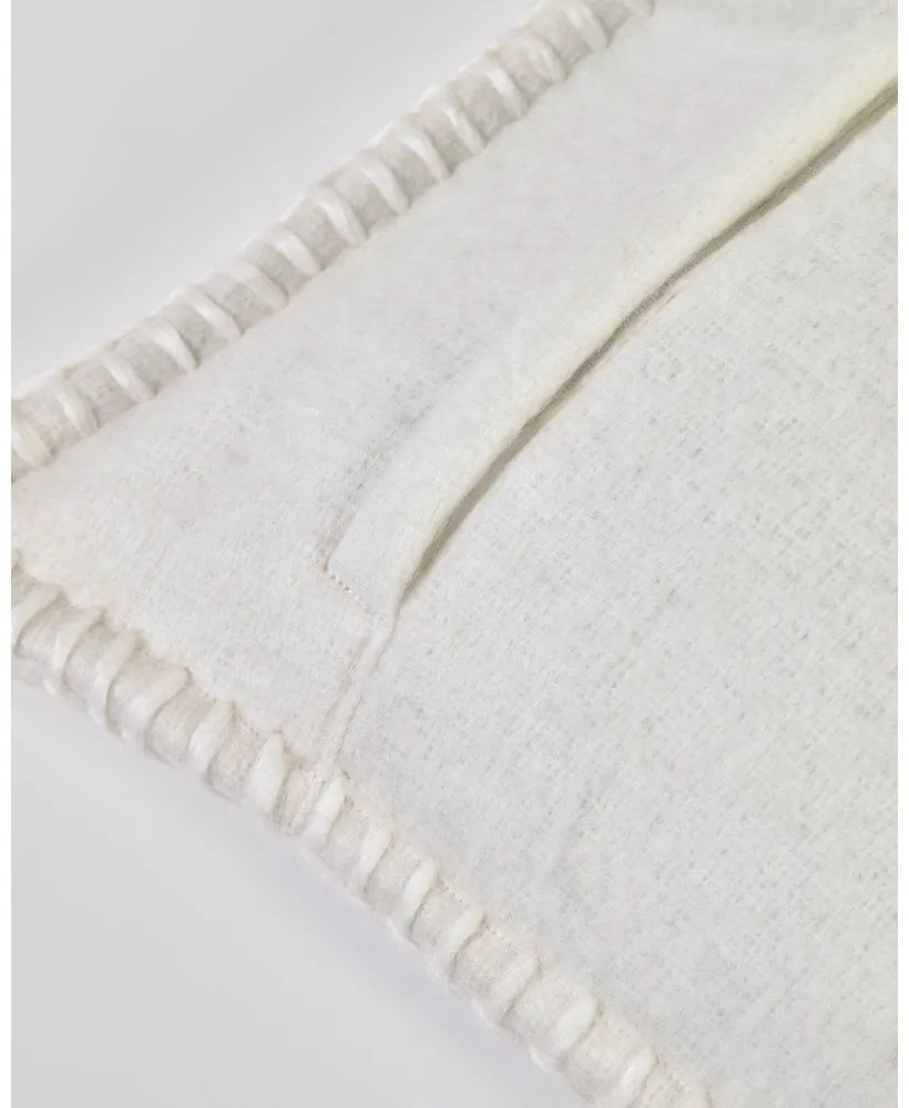 Obliečka na vankúš s prímesou vlny 45x45 cm Augustina – Kave Home