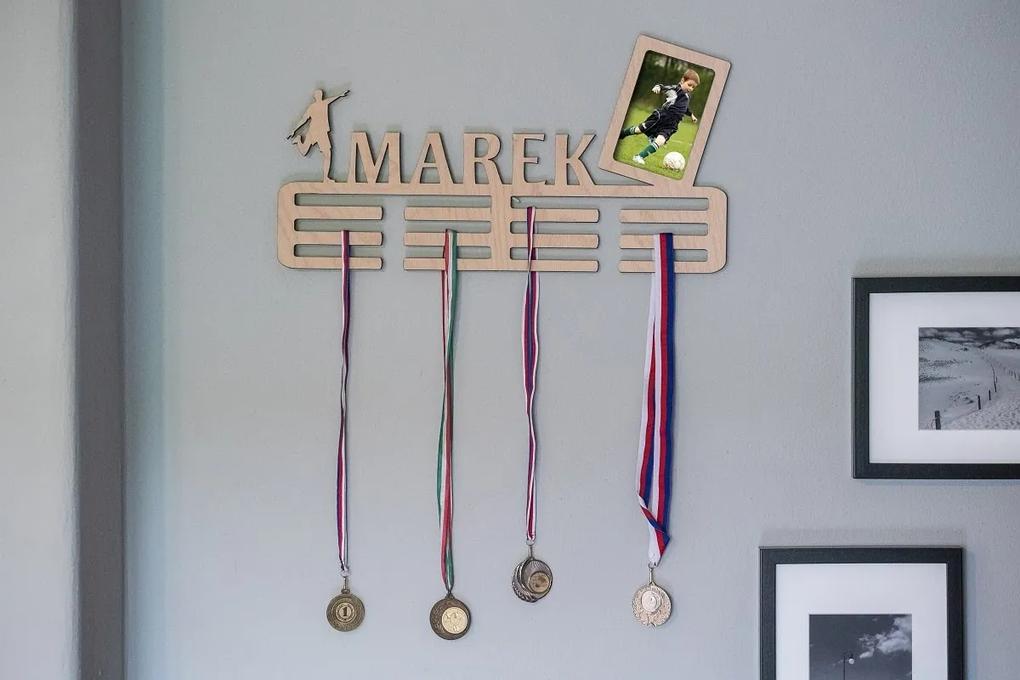 ČistéDrevo Drevený vešiak na medaily s rámikom na fotku