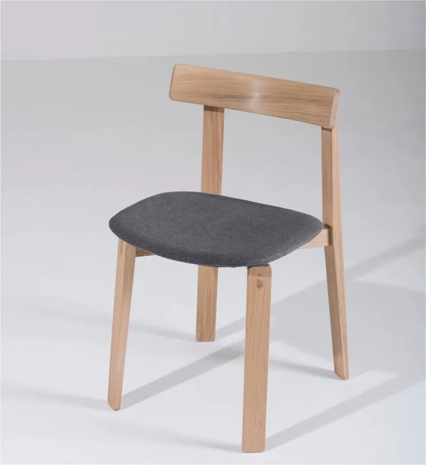 Jedálenská stolička z masívneho dubového dreva s tmavosivým sedadlom Gazzda Nora