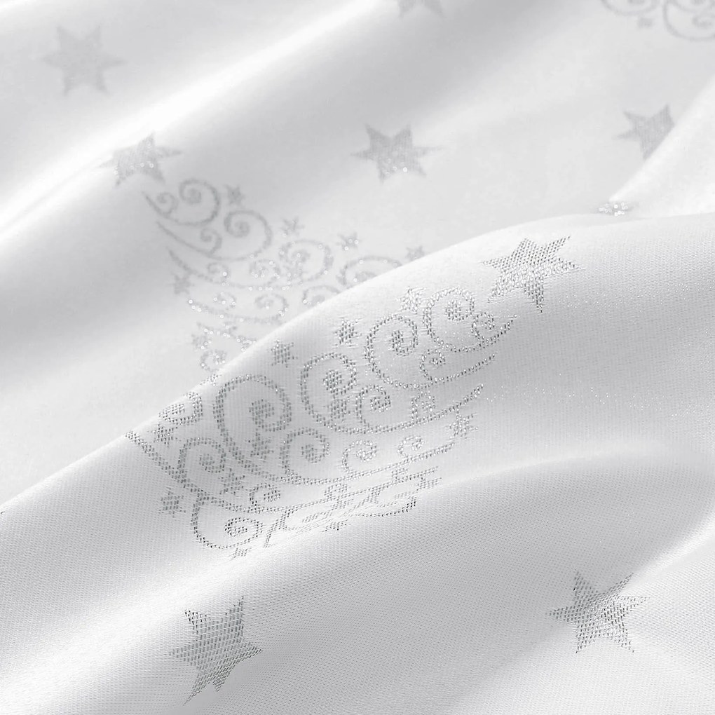 Goldea vianočný hranatý teflónový obrus - strieborné vianočné stromčeky a hviezdičky 100 x 100 cm