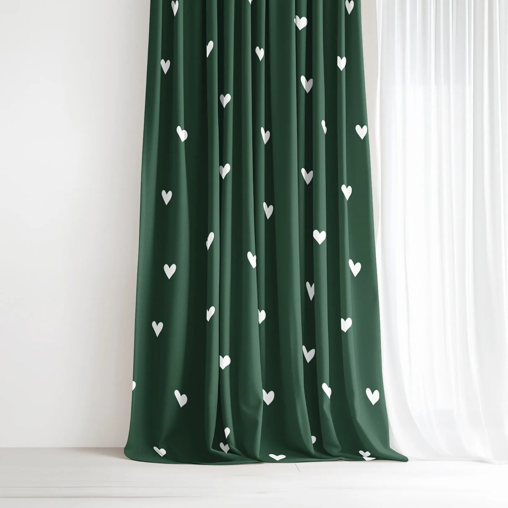 Goldea vianočný bavlnený záves - srdiečka na tmavo zelenom 240x150 cm