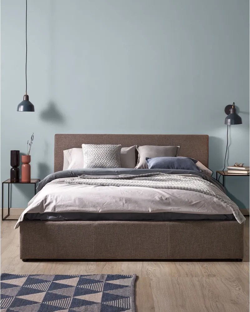 Sivá čalúnená dvojlôžková posteľ s úložným priestorom s roštom 180x200 cm Nahiri – Kave Home