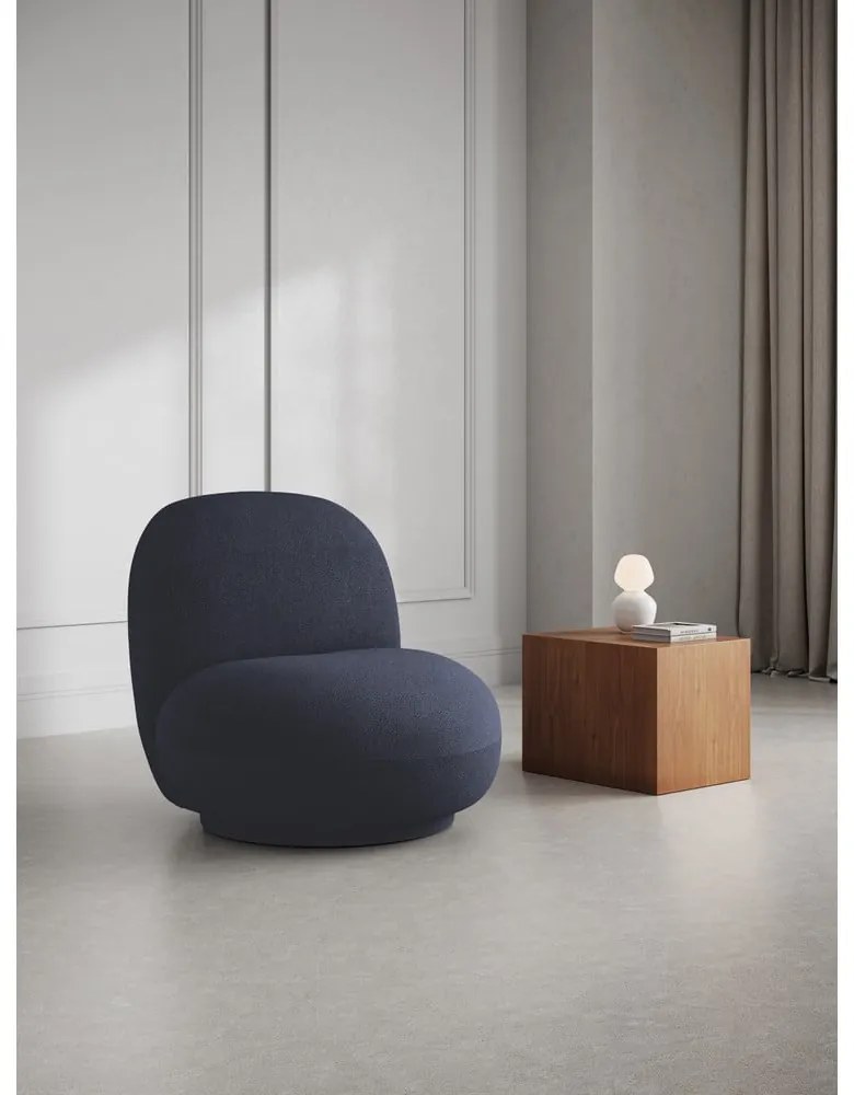 Tmavomodré kreslo z textílie buklé Chuck – Micadoni Home