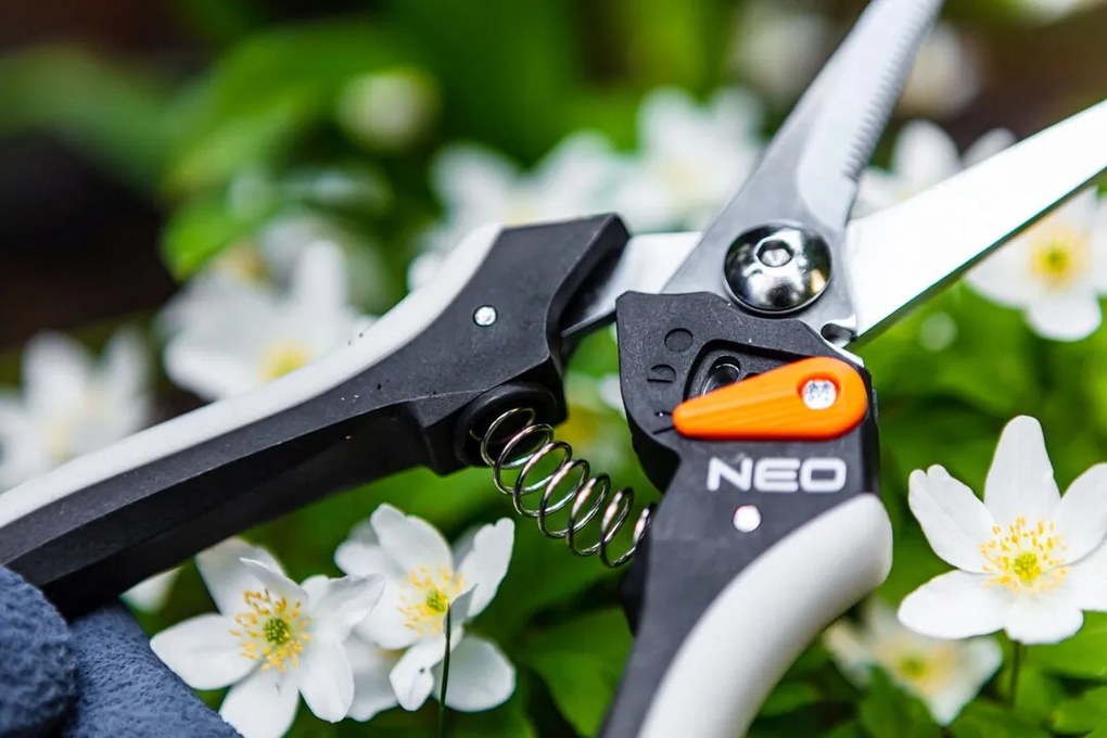 Univerzálne záhradné nožnice 210mm nastaviteľné NEO | 15-208