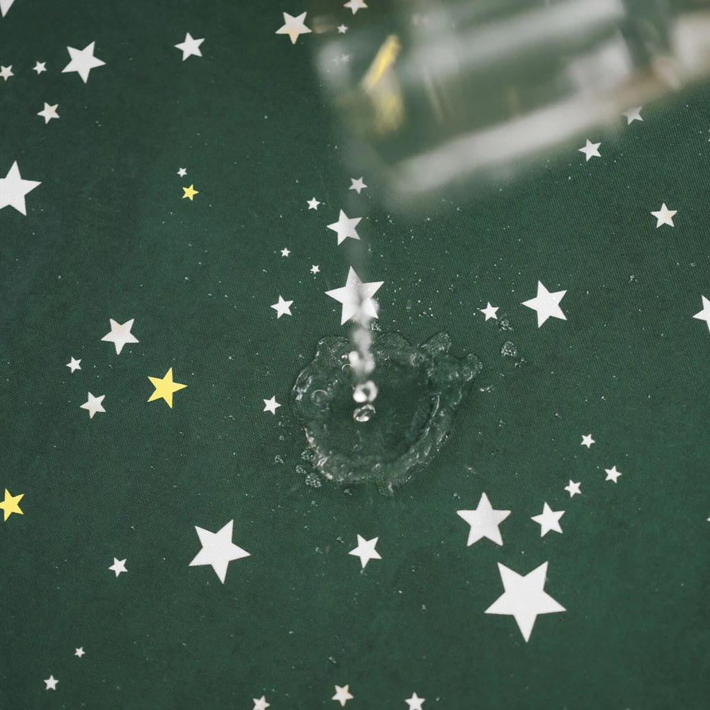 Goldea vianočný hranatý teflónový obrus - hviezdičky na zelenej 100 x 140 cm