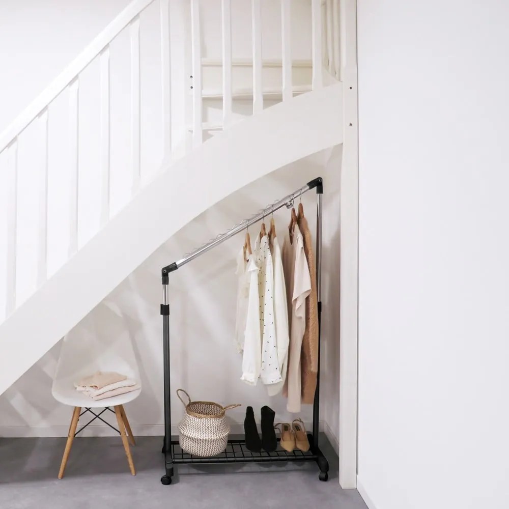 Čierny kovový teleskopický/pojazdný stojan na oblečenie Under Stairs – Compactor