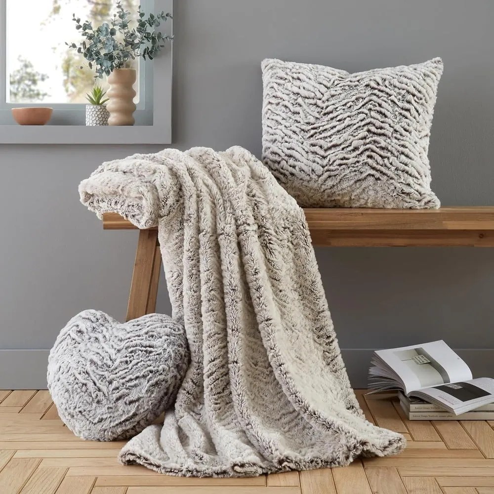 Dekoračný vankúš z umelej kožušiny 43x43 cm Wolf Faux Fur – Catherine Lansfield