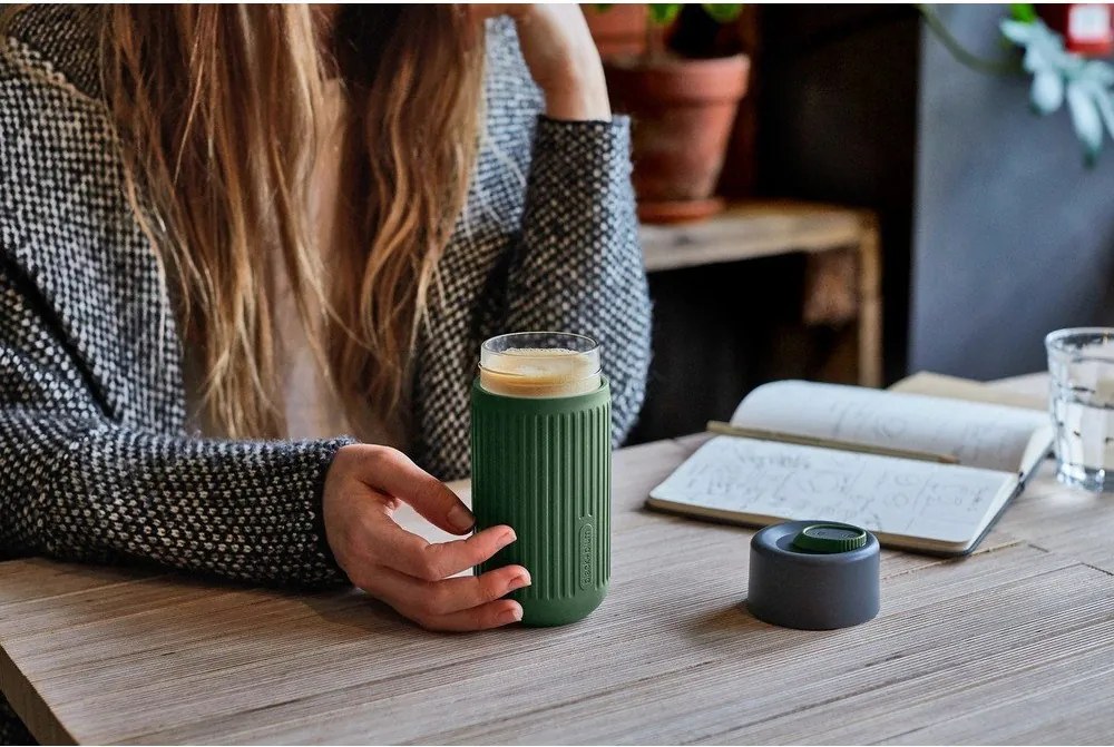 Zelený sklenený cestovný hrnček 340 ml – Black + Blum