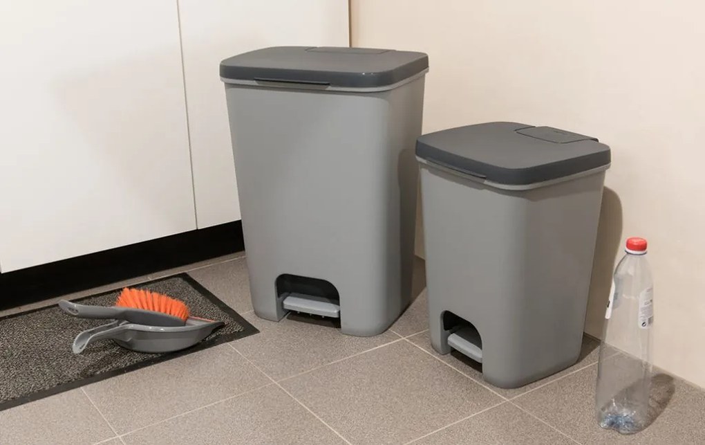 CURVER ESSENTIALS 40L Odpadkový kôš, antracit/silver 00760-686
