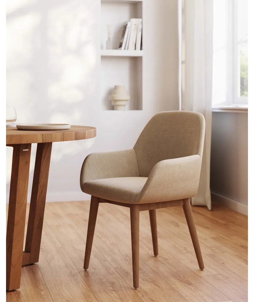Béžové čalúnené jedálenské kreslo s podrúčkami Konna – Kave Home