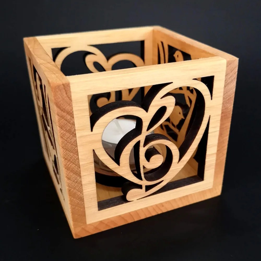 AMADEA Drevený svietnik kocky s motívom vtáčikov a srdca s husľovým kľúčom, masívne drevo, 10x10x10 cm