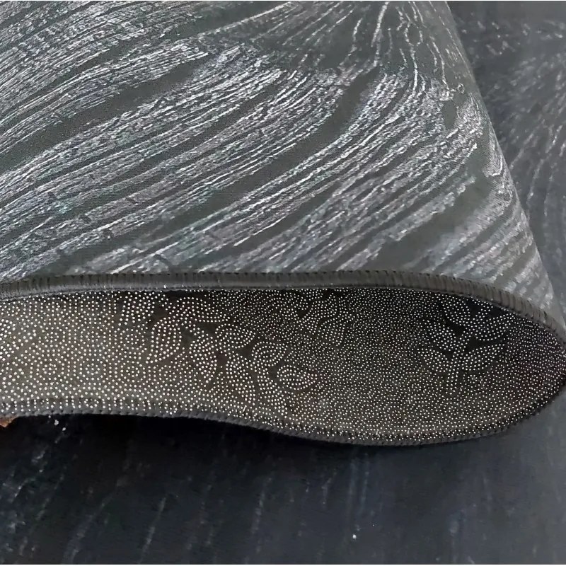 Jednoduchý čierny koberec so zaujímavým detailom Šírka: 60 cm | Dĺžka: 100 cm