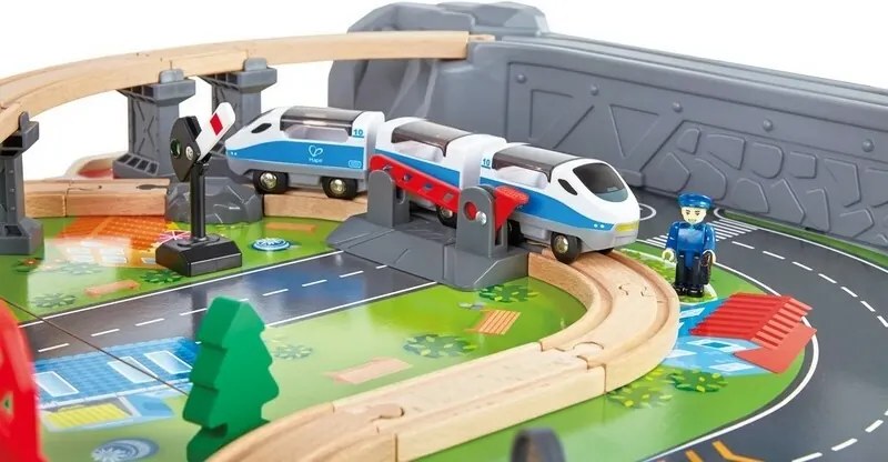 Hape Hrací stôl s vláčikodráhou 70 ks