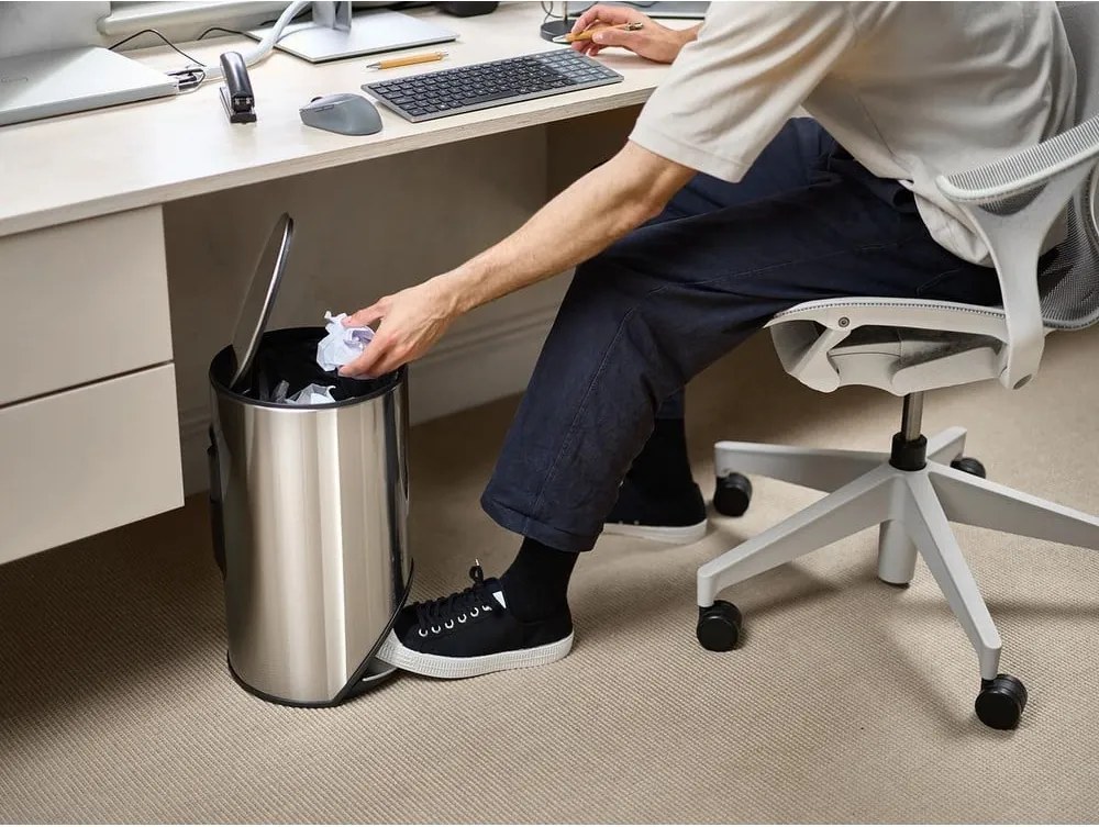 Nášľapný odpadkový kôš z nehrdzavejúcej ocele v lesklo striebornej farbe 10 l Arc – Joseph Joseph