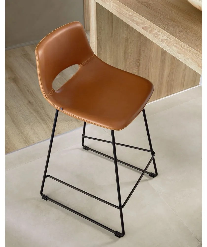 Koňakovohnedá barová stolička z imitácie kože (výška sedadla 76 cm) Zahara – Kave Home