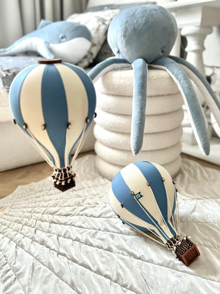 Dekoračný lietajúci balón modrá/krémová – dekorácia do detskej izby M-33cm x 20cm