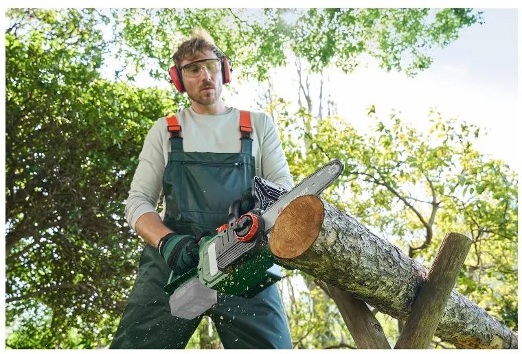 Parkside® Aku reťazová píla Paks 20-Li E5 + Akumulátor 20 V/4 Ah PAP 20 B3 + Nabíjačka akumulátora 20 V/4,5 A PLG 20 C3 (800010224)