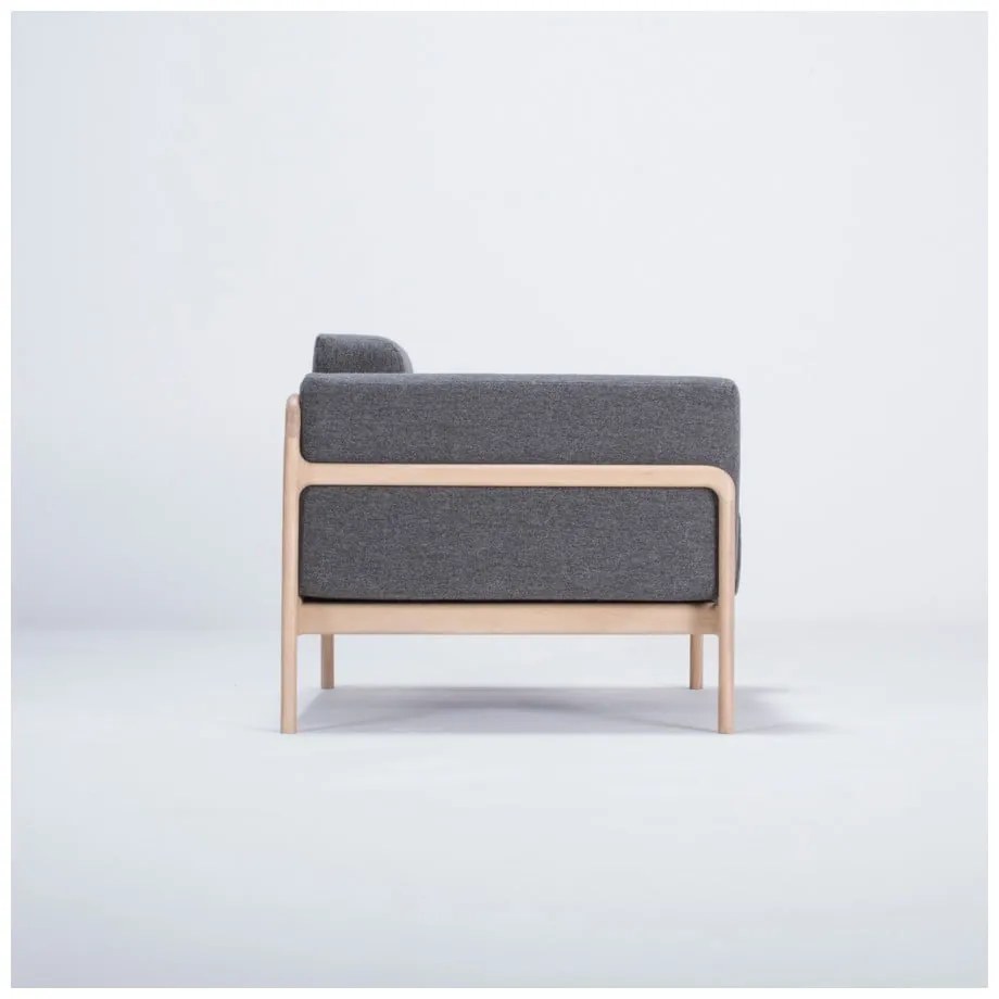 Kreslo s konštrukciou z dubového dreva s tmavosivým textilným sedadlom Gazzda Fawn