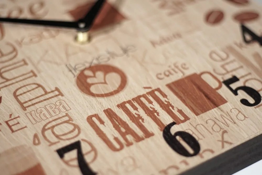 Drevené hodiny s nápismi coffe