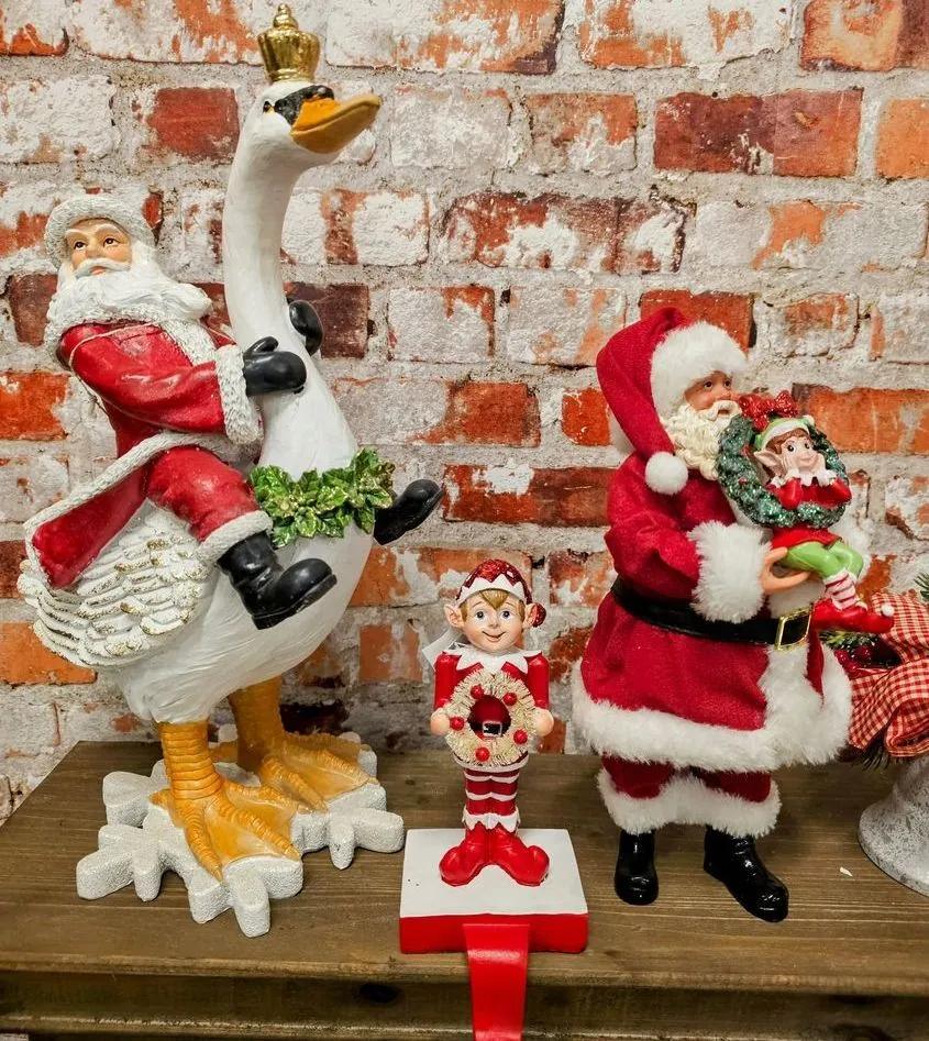 Vianočná dekorácia Santa Claus držiaca venček s Elfom - 16*8*28 cm