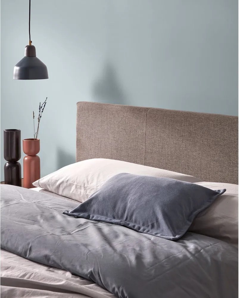 Sivá čalúnená dvojlôžková posteľ s úložným priestorom s roštom 180x200 cm Nahiri – Kave Home