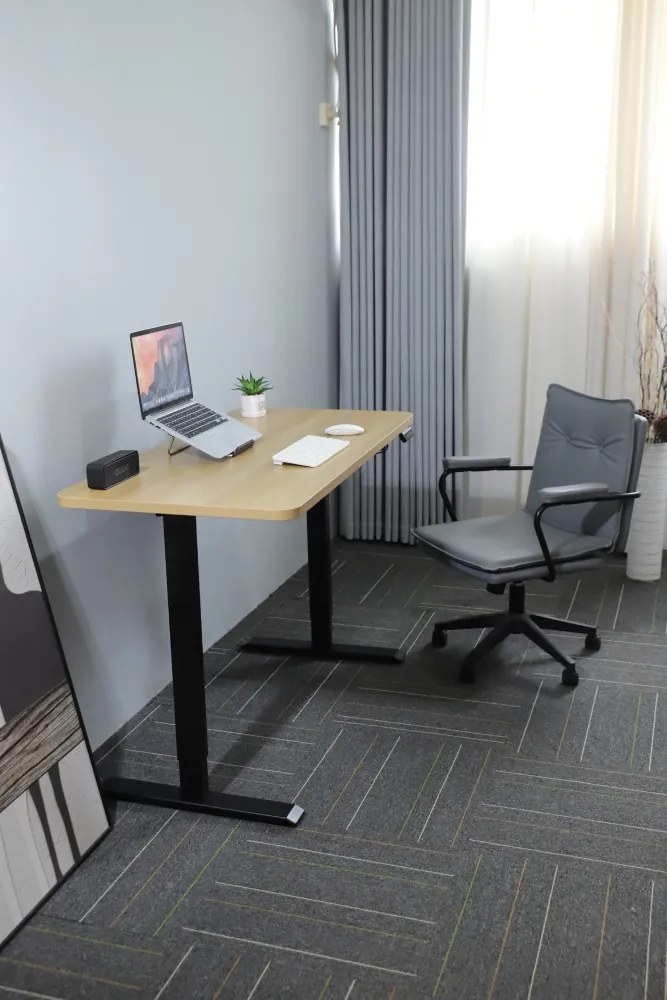 Výškovo nastaviteľný elektrický stôl BestBerg BBAT-14BWD / rozmer 140x70 cm / výška 93,4-125,4 cm / čierna/drevo