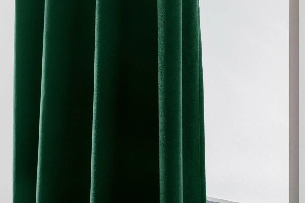 Tmavo zelený zatemňovací záves VELVET 140x270 cm Zavesenie: Riasiaca páska