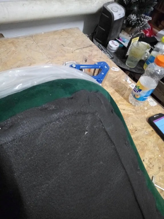 AKCE Tmavozelená zamatová stolička VERDO s čiernymi nohami II. akosť