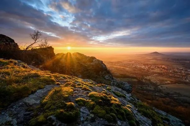 Umelecká fotografie Scenic view of mountains against sky, Petr Kovar / 500px, (40 x 26.7 cm)