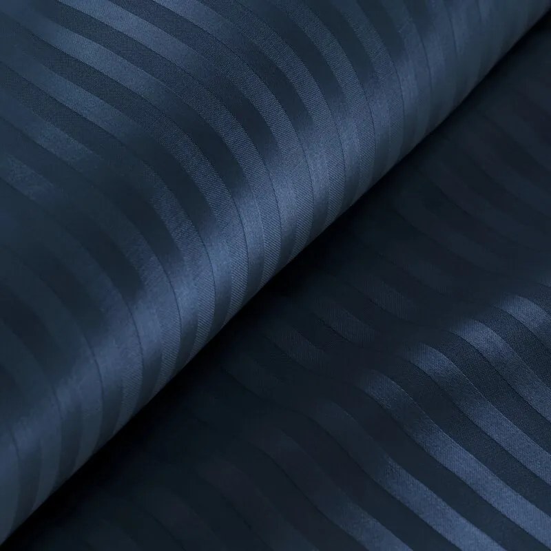Dekorstudio Saténové posteľné obliečky VERA s jemnými prúžkami v granátovomodrej farbe farbe Rozmer posteľných obliečok: Šírka x Dĺžka: 140x200cm + 1ks 70x80 cm