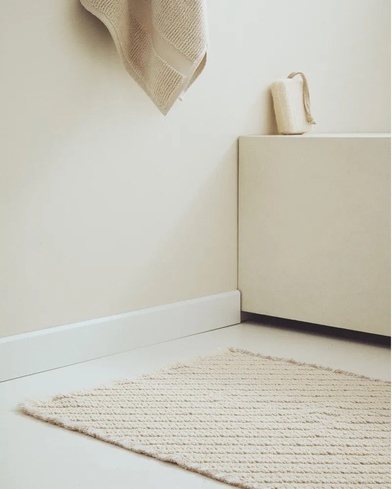 Béžová kúpeľňová predložka 50x70 cm Janu – Kave Home