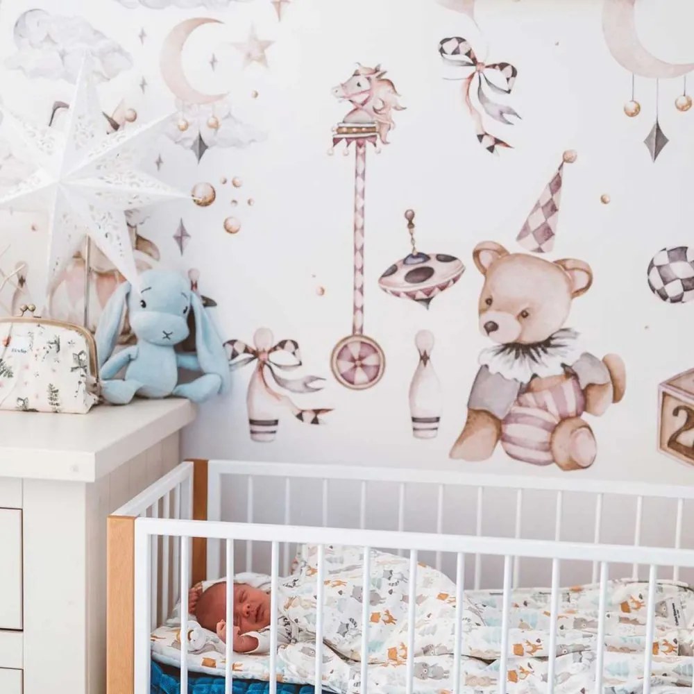 Samolepka do detskej izby plyšový medvedík Teodor 75x100cm