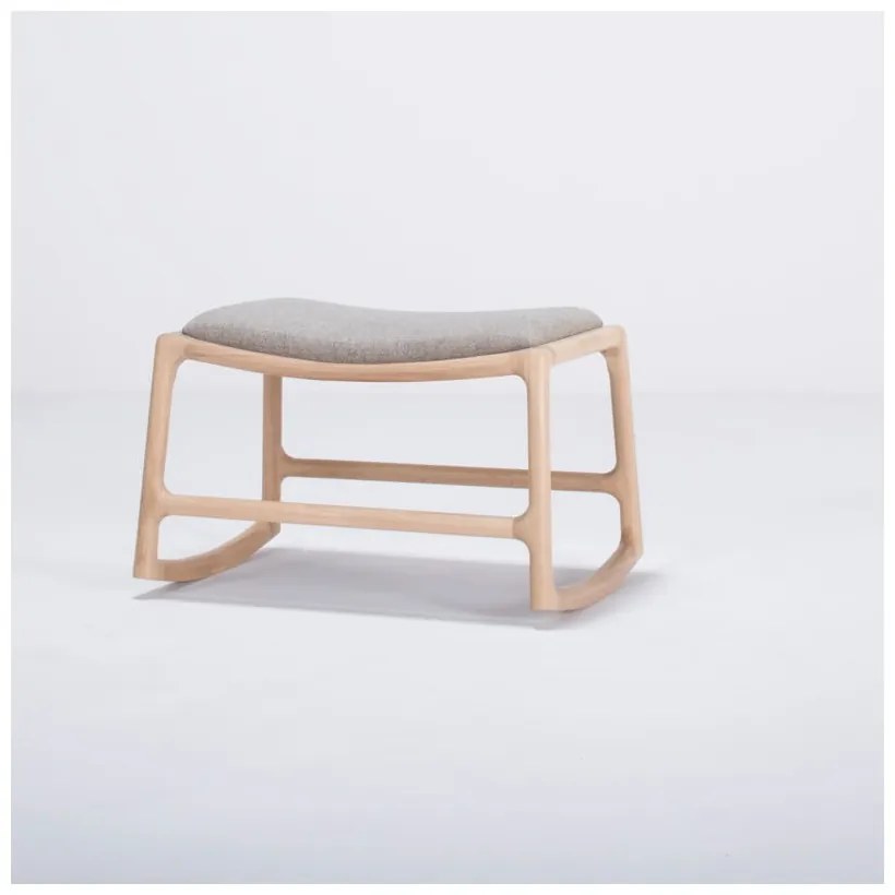 Podnožka s konštrukciou z dubového dreva s modrosivým textilným sedadlom Gazzda Dedo