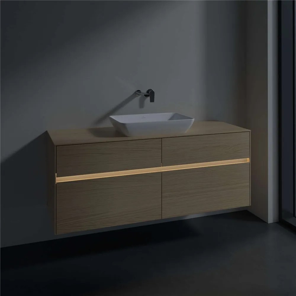 VILLEROY &amp; BOCH Collaro závesná skrinka pod umývadlo na dosku (umývadlo v strede), 4 zásuvky, s LED osvetlením, 1400 x 500 x 548 mm, Nordic Oak, C116B0VJ