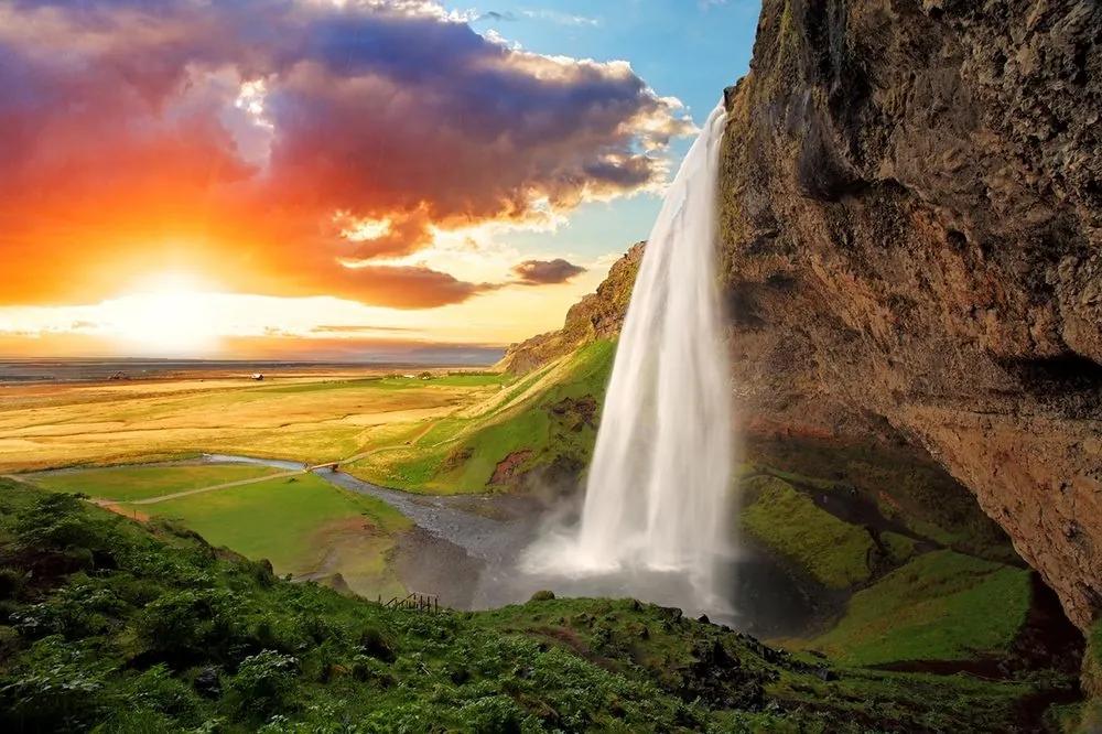 Fototapeta majestátny vodopád na Islande - 150x100