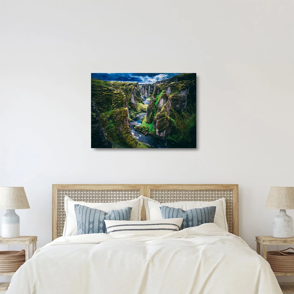 Sklenený obraz - Rieka v skalnatom údolí (70x50 cm)