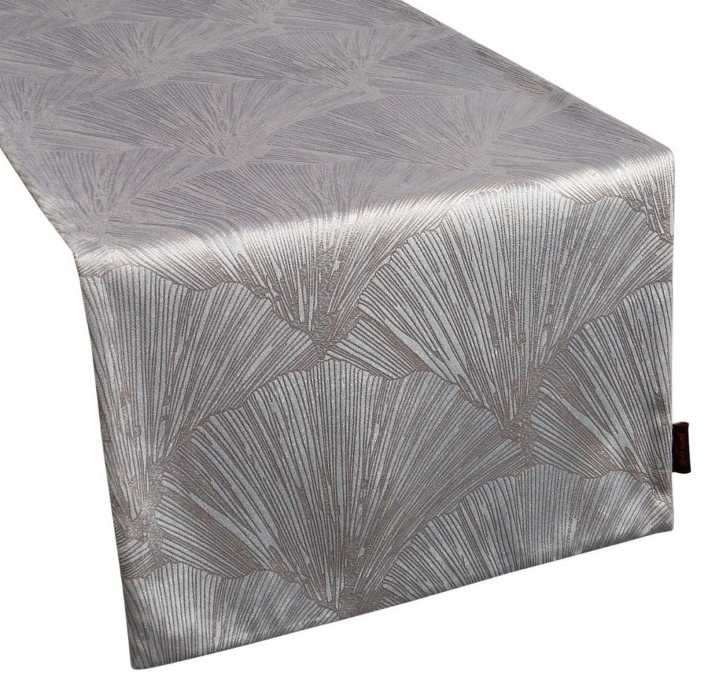 Elegantný zamatový stredový obrus v striebornej farbe s krásnym vzorom 40x140