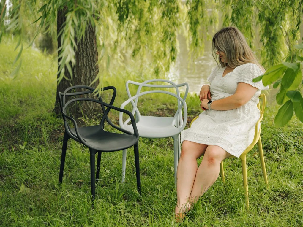 Svetlosivá plastová stolička KATO