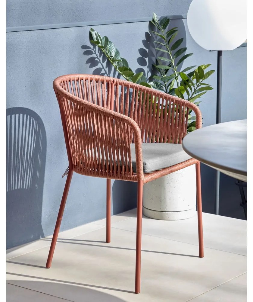 Terakotová kovová/polstrovaná záhradná stolička Yanet – Kave Home