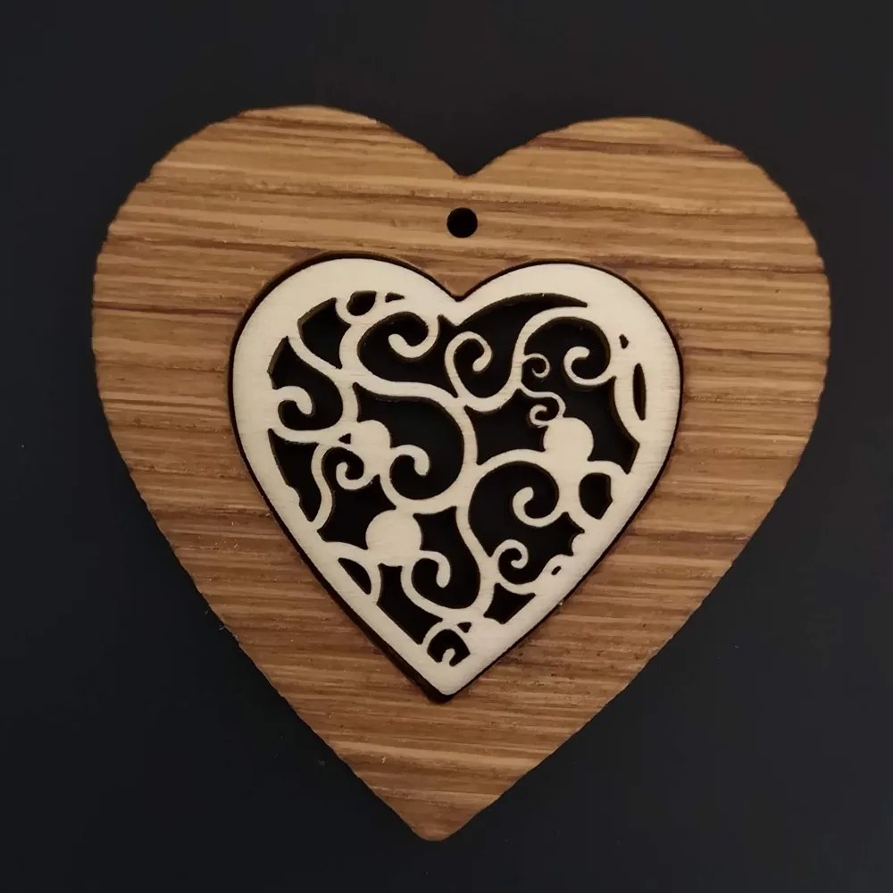 AMADEA Drevená ozdoba z masívu s vkladom - srdce s ornamentom 7 cm