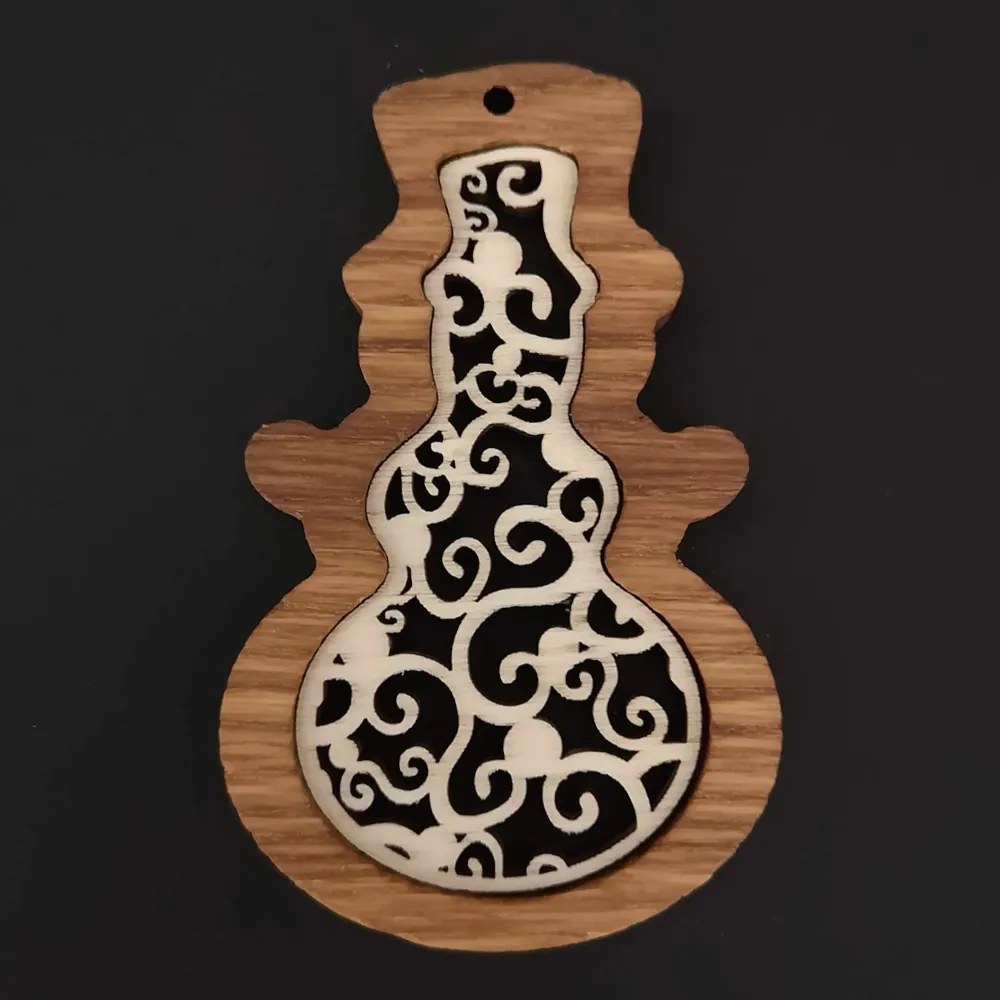 AMADEA Drevená ozdoba z masívu s vkladom - snehuliak s ornamentom 8 cm
