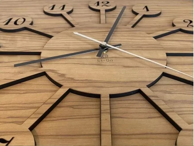 Drevené štvorcové hodiny Design