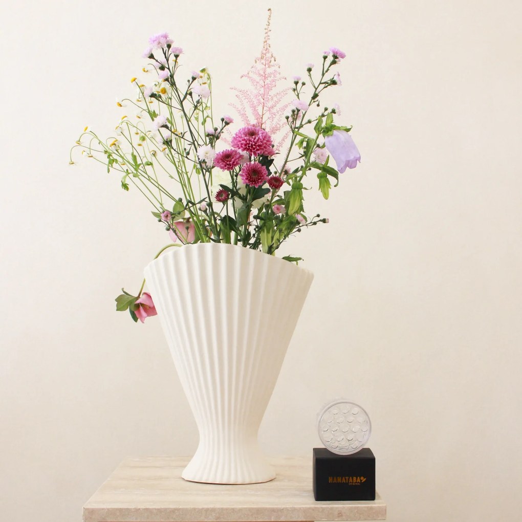 Ferm Living Exkluzívny set: váza Fountain Off White + aranžovací krúžok Hanataba