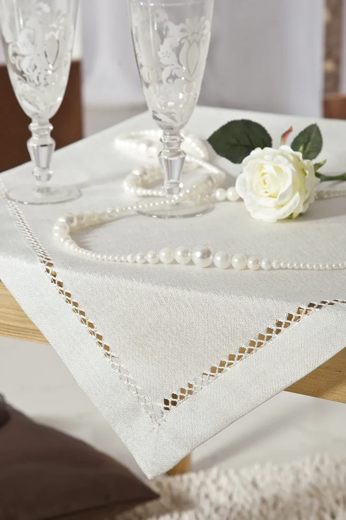 OBRUS EMILY 85X85 CM BIELY